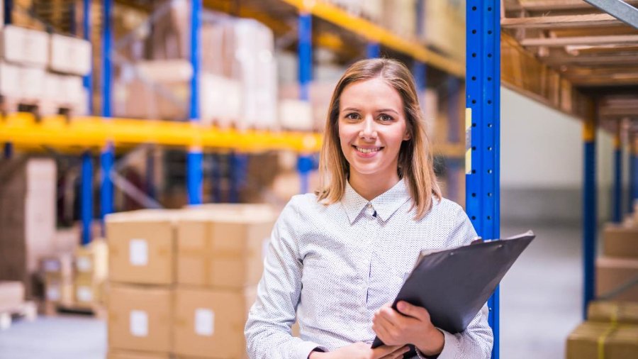 Vrouw in een magazijn