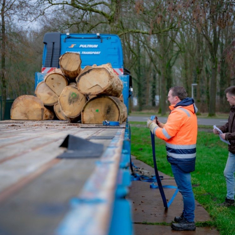 Chauffeur bouwmaterialen Niels Eggink in transport en logistiek