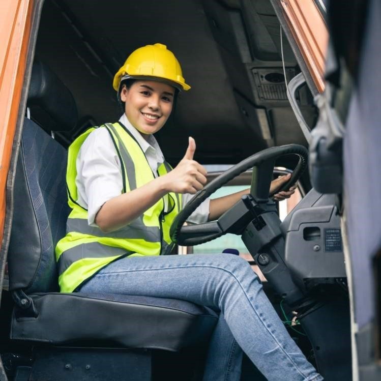 Lachende vrouw in vrachtwagen