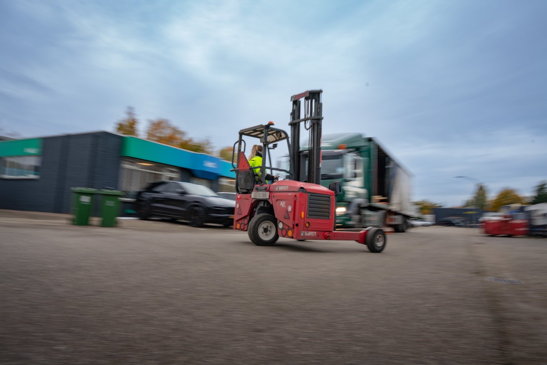 Vrachtwagenchauffeur Natalie Sender in Transport en Logistiek