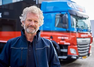 man voor vrachtwagen