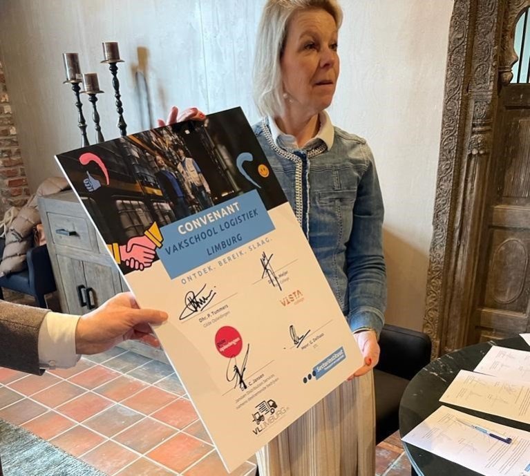 Gabby tijdens ondertekening convenant vakschool Limburg