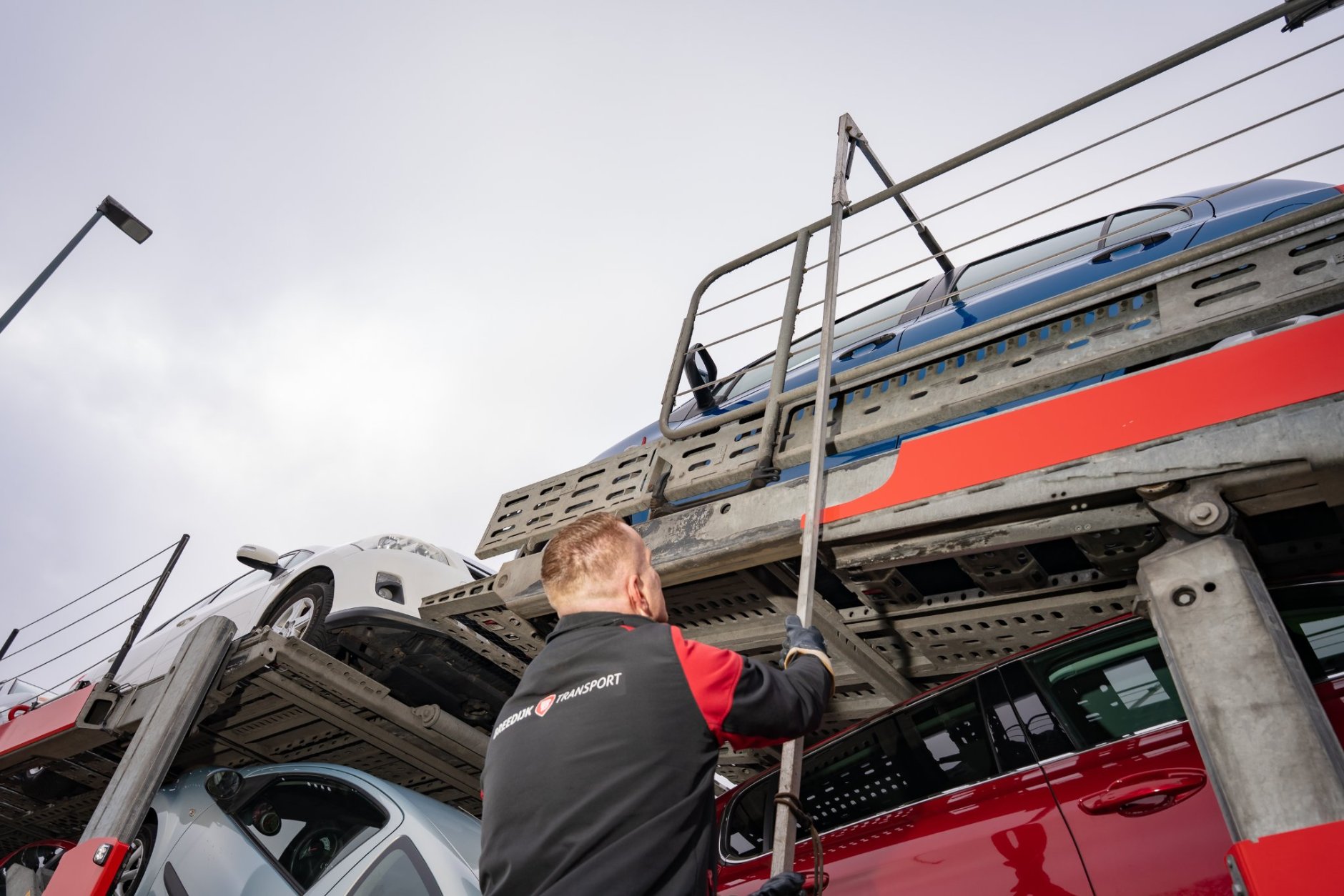 Vrachtwagenchauffeur Leon Boon meet de hoogte van zijn lading