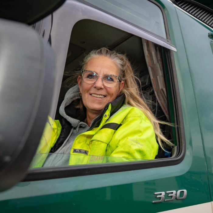 Vrachtwagenchauffeur Natalie Sender in Transport en Logistiek