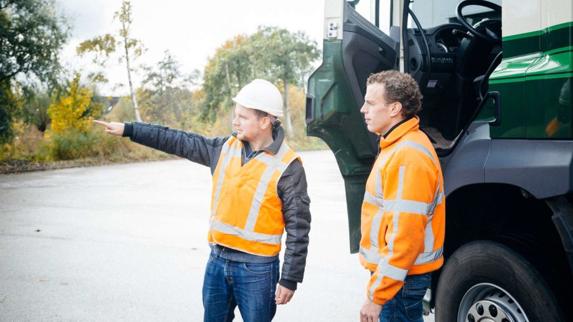 Toolbox STL voor veiligheid, 2 mannen bij vrachtwagen