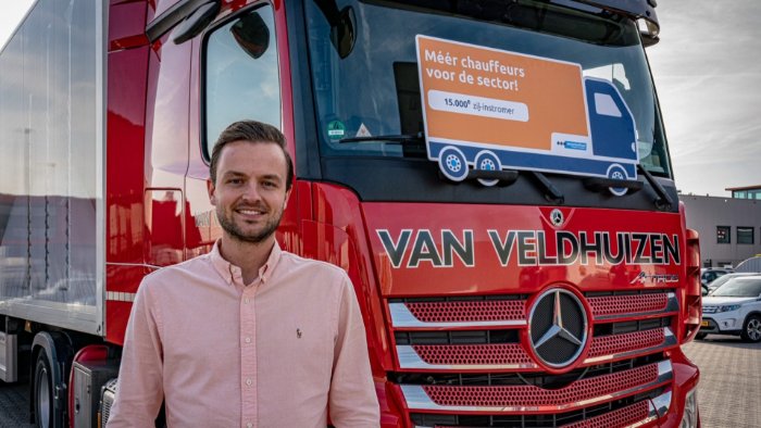 Vrachtwagenchauffeur zij-instroom traject. Man voor vrachtwagen. Marc van Veldhuizen