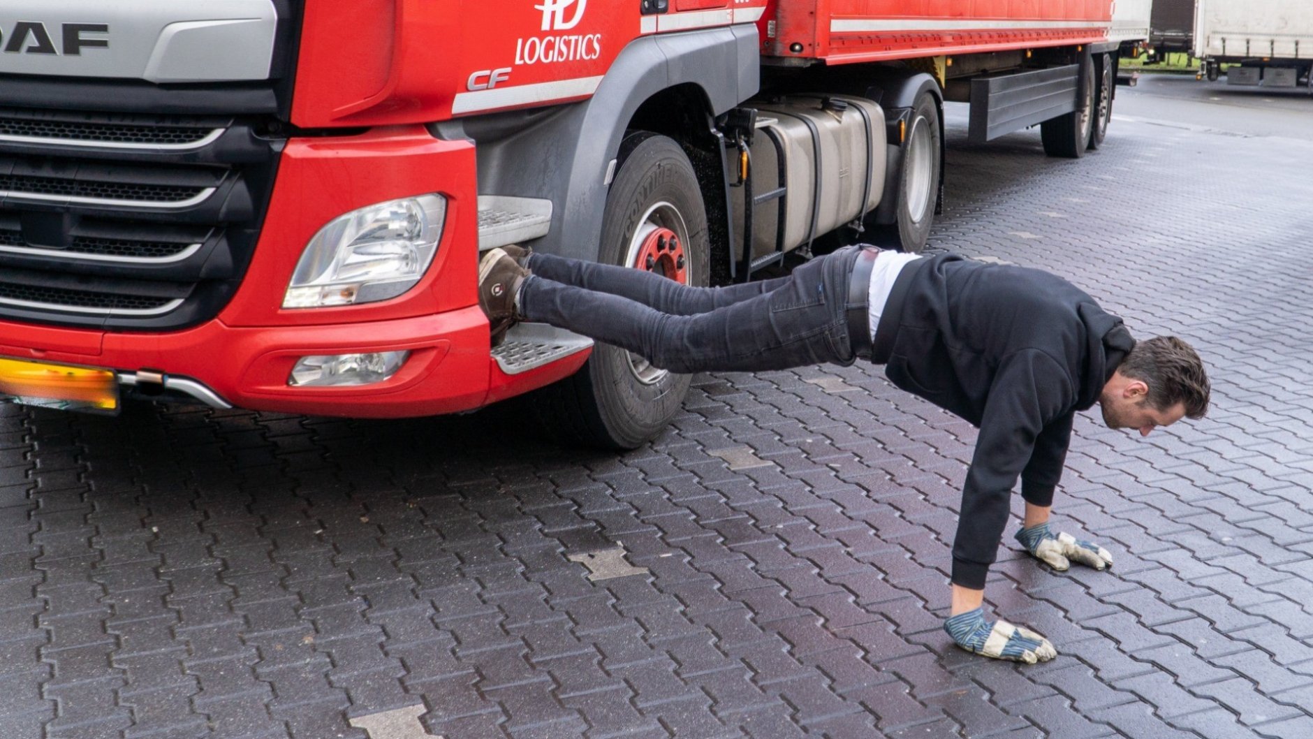 Vrachtwagenchauffeur Jarno doet push up op de parkeerplaats