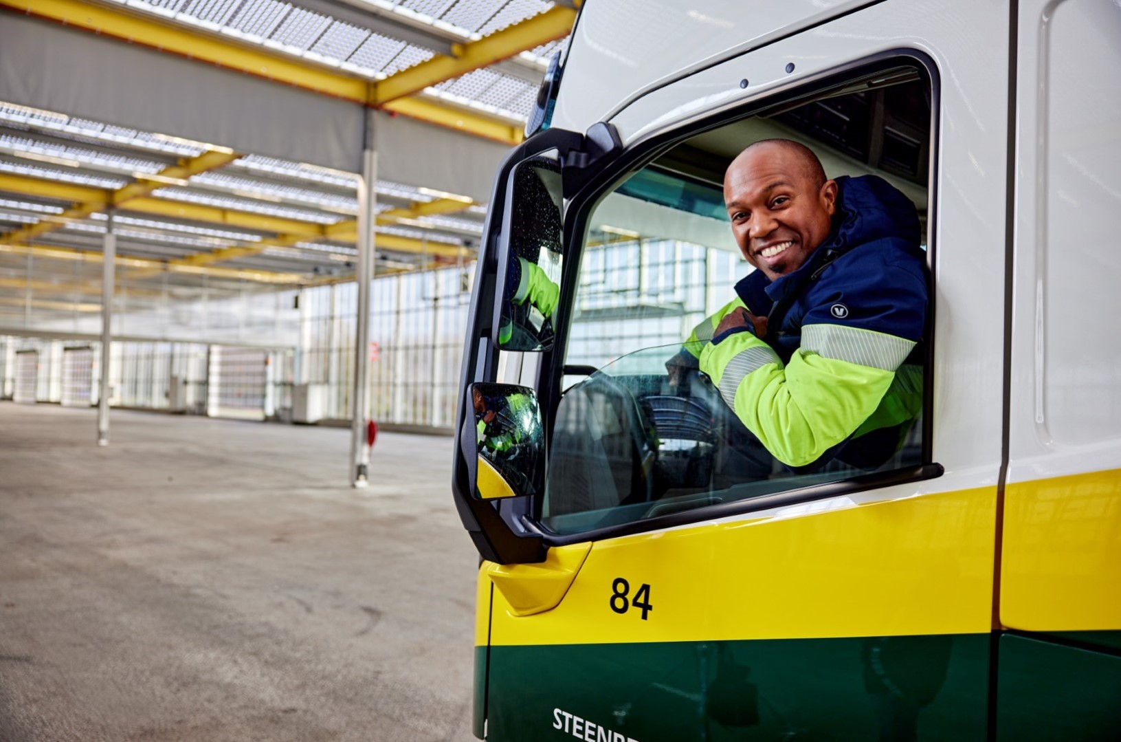 Werknemer in vrachtwagen, chauffeur