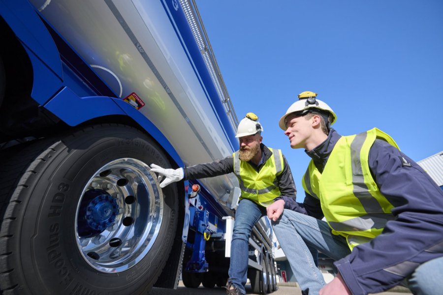 Vrachtwagenchauffeur in opleiding in transport en logistiek