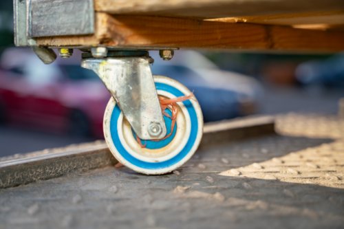 Harde wielen van een rolcontainer