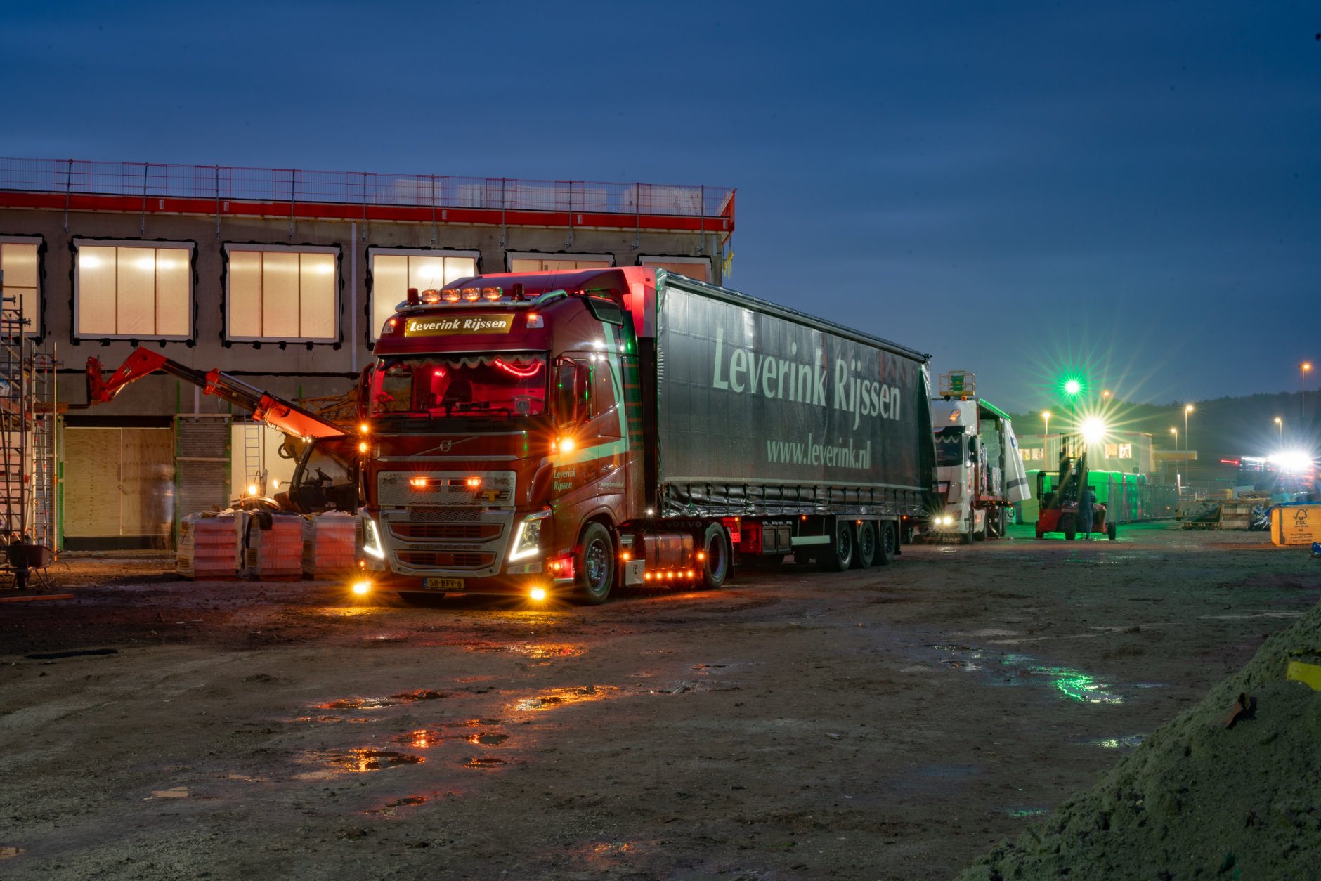 Vrachtwagen Lennart Paalman met lichten aan originee