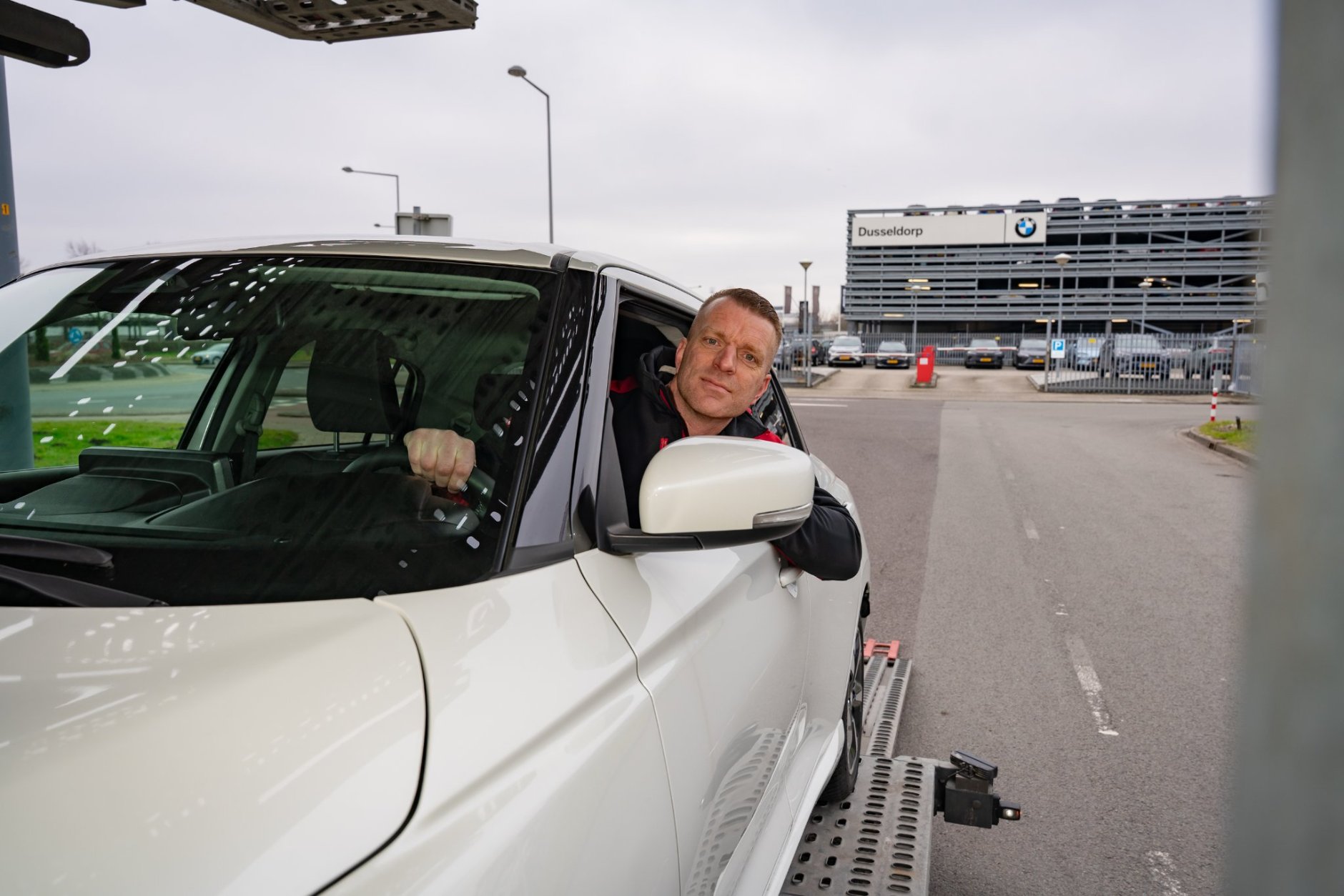 Vrachtwagenchauffeur Leon Boon laadt een auto