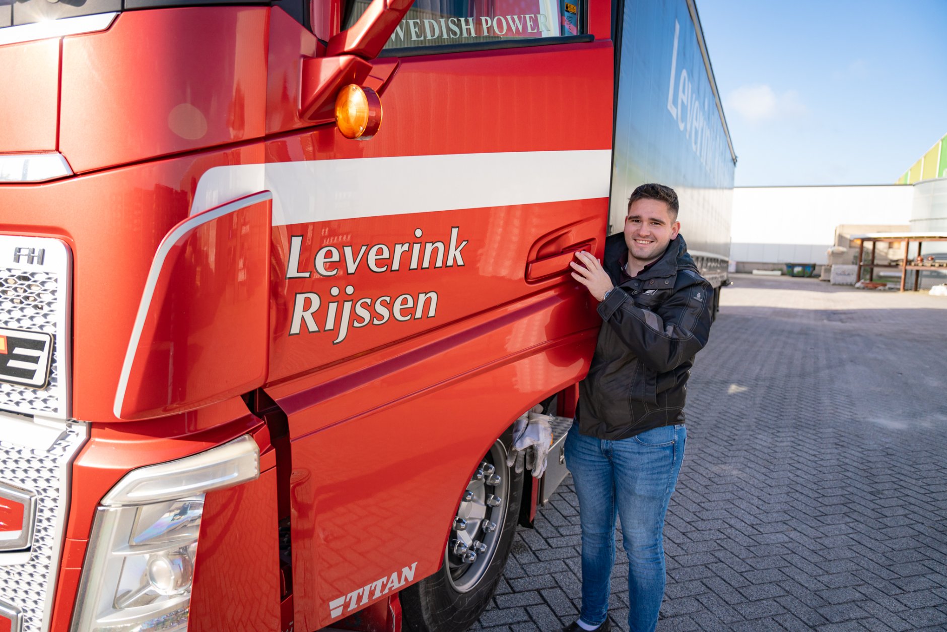 Lennart Paalman naast vrachtwagen origineel