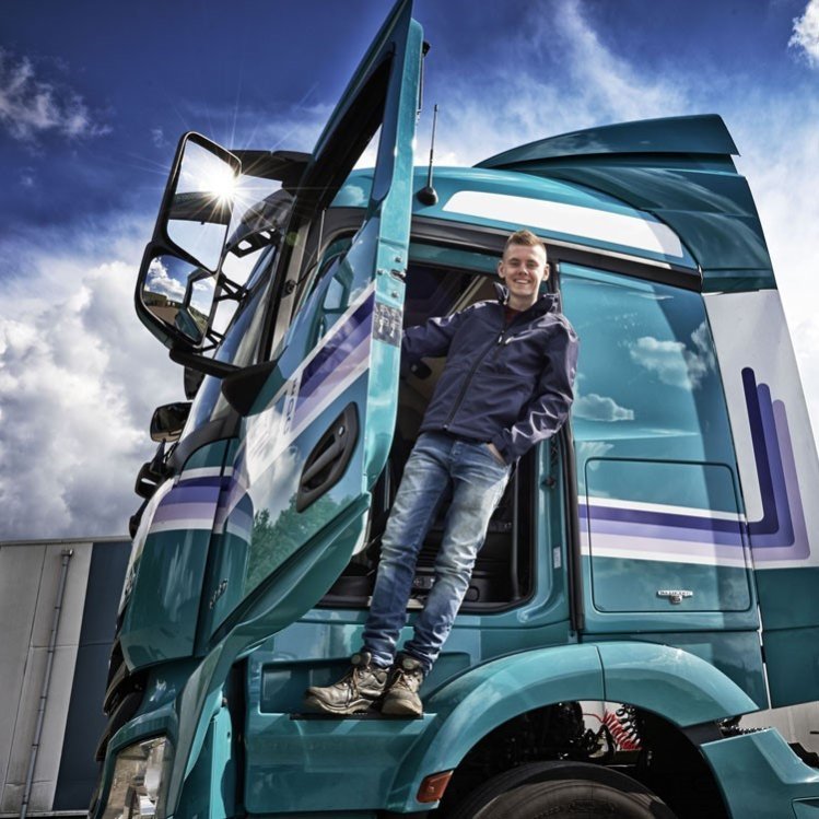 Oegema vrachtwagen met man