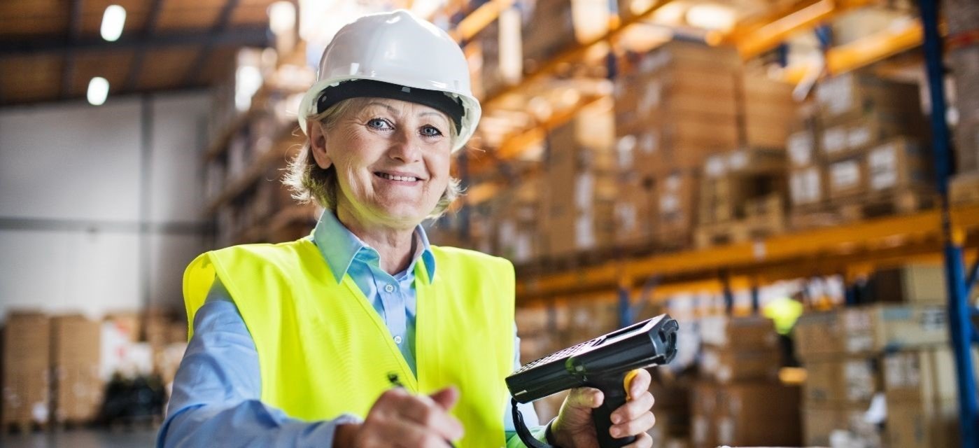 vrouw op middelbare leeftijd werkt in magazijn