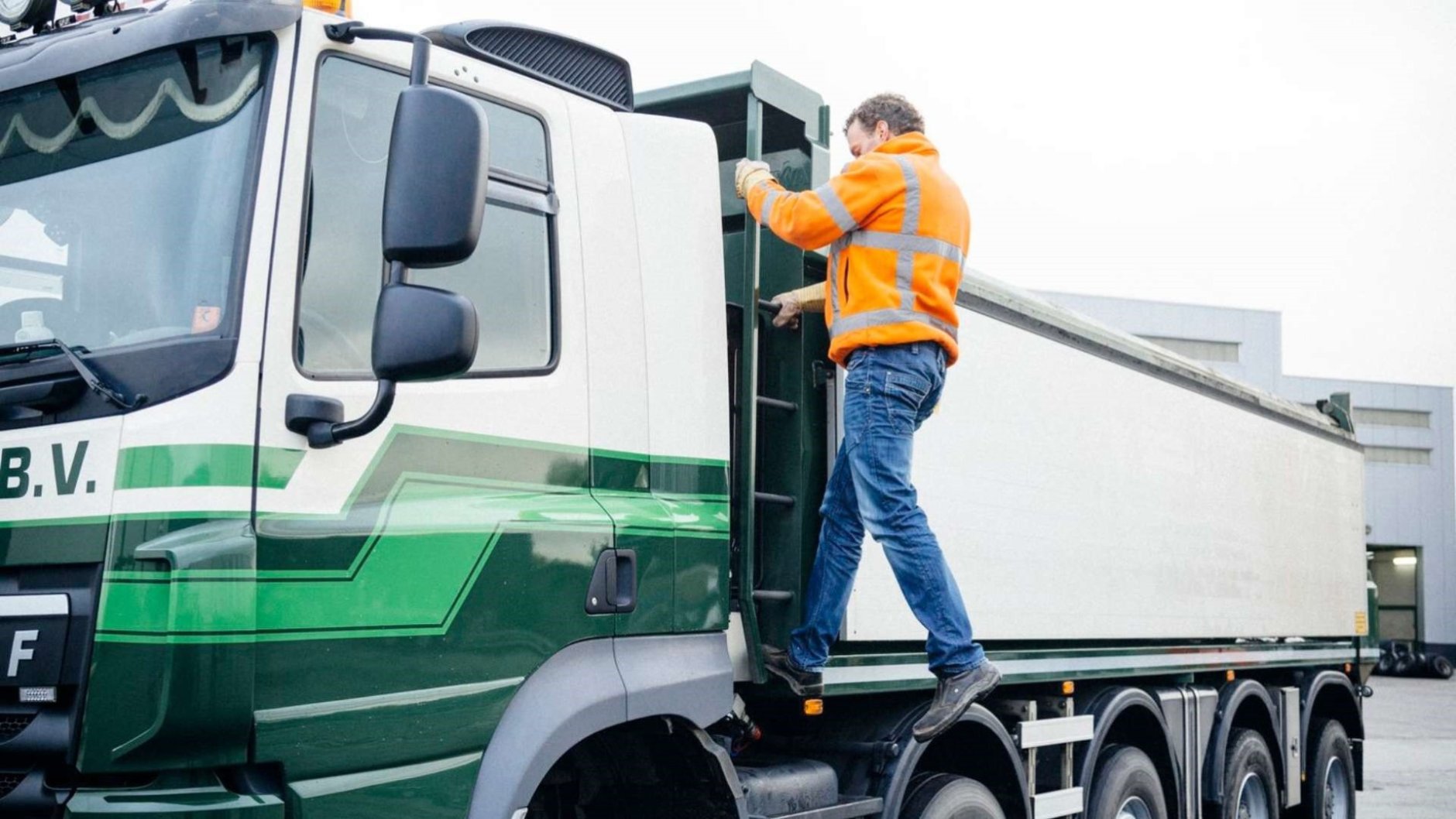 Toolbox STL voor veiligheid, valgevaar: man hangt aan de zijkant van vrachtwagen