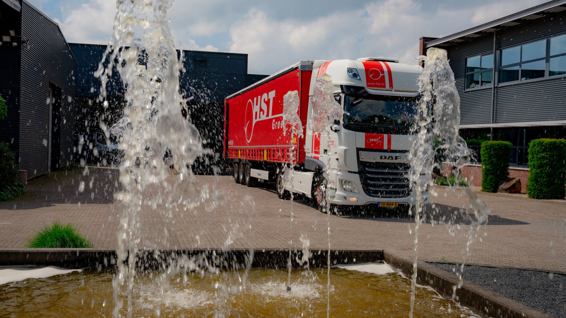 Nisse combineert haar werk als internationaal chauffeur met het moederschap