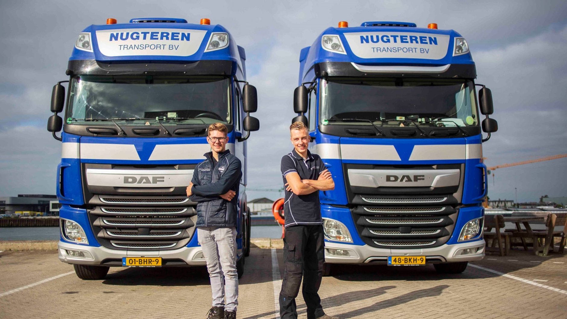 Man en vrouw voor vrachtwagen