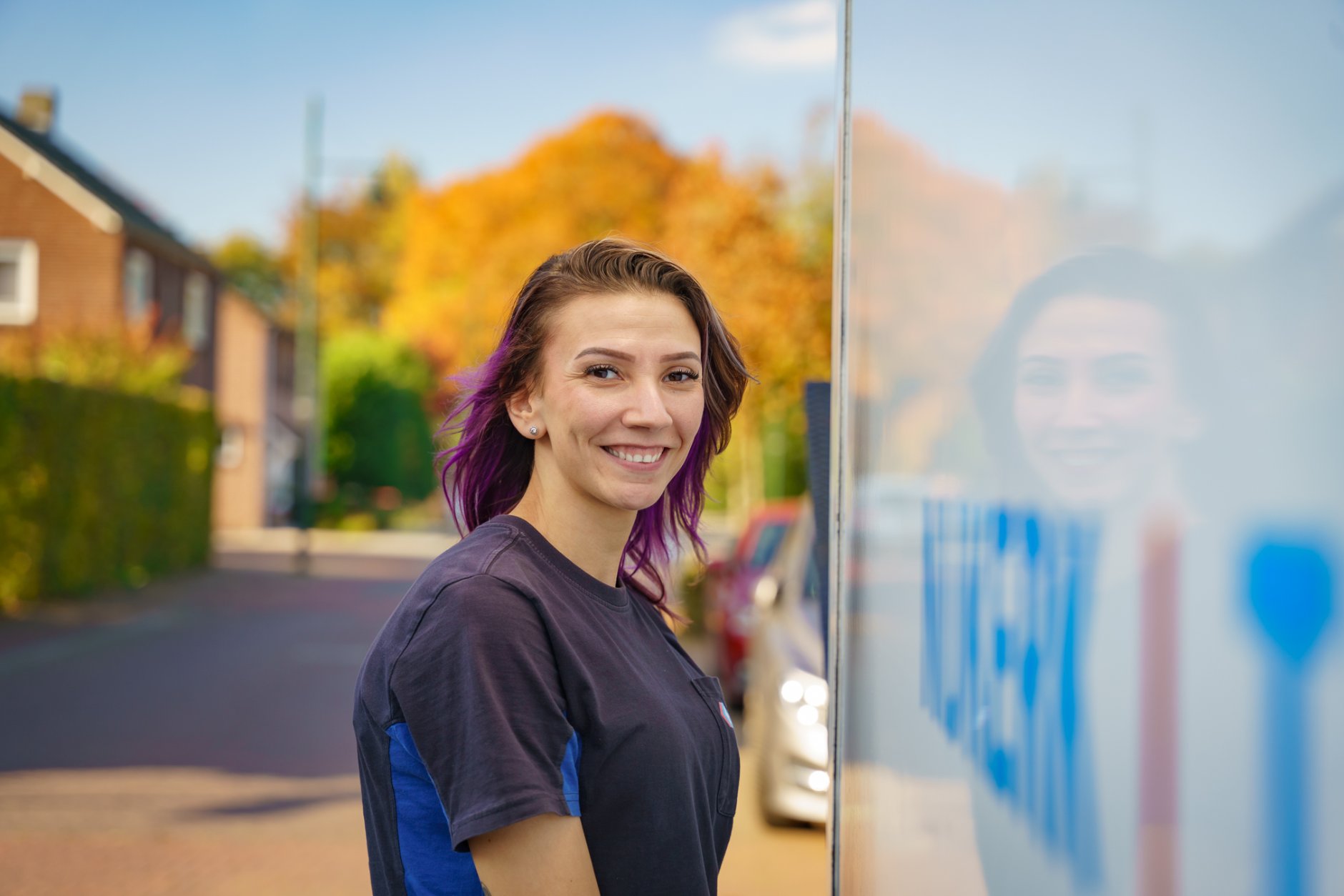 Marissa Nagtegaal naast vrachtwagen
