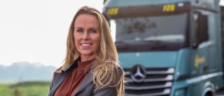 Tirza de Bruyn voor de vrachtwagen