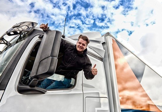 Man uit het raam hangend