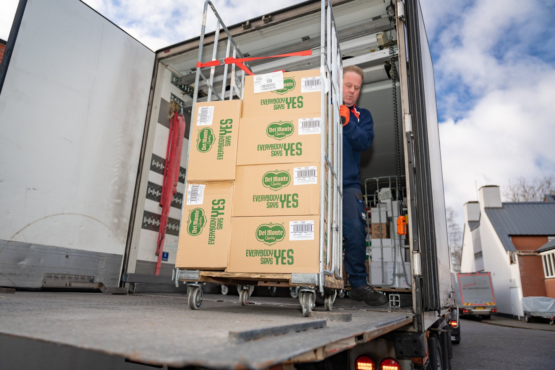 Wielen van een rolcontainer in de juiste richting