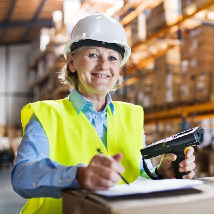 lachende vrouw die werkt in de logistiek