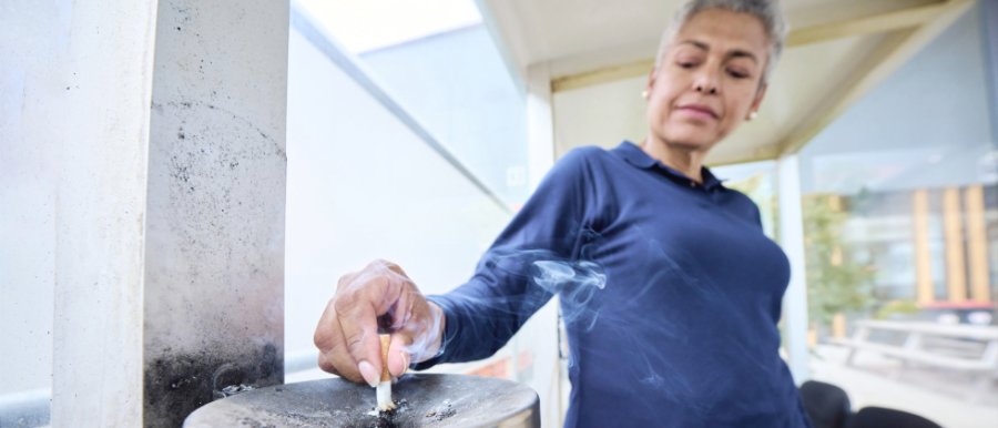 Werknemer transport en logistiek drukt sigaret uit