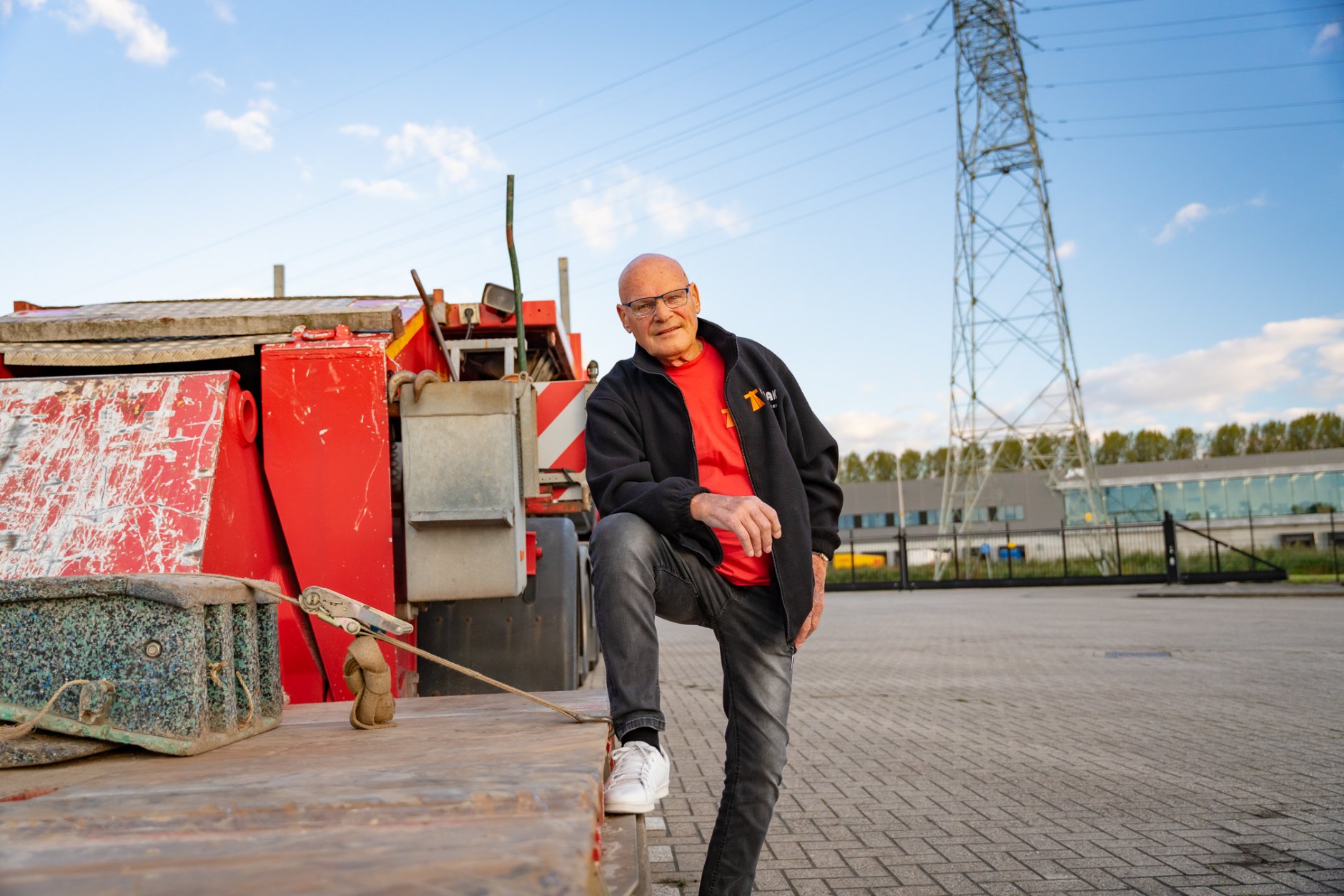 Internationaal vrachtwagenchauffeur Wim Brouwer op witte sneakers