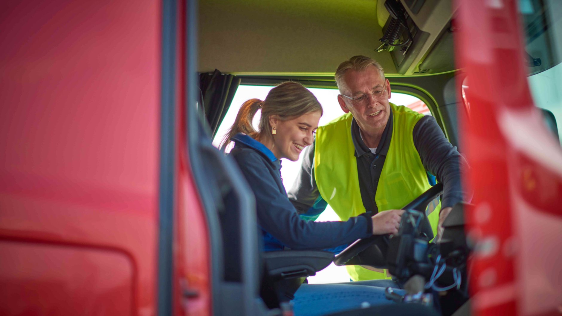 Instructeur en leerling in vrachtwagencabine