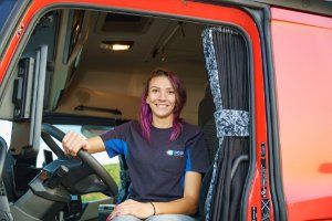 Marissa Nagtegaal in vrachtwagen cabine 