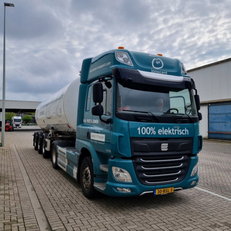 Vrachtwagenchauffeur in elektrische vrachtauto