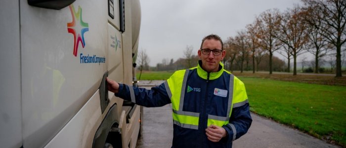 Vrachtwagenchauffeur rijdende melk ontvangst Maarten