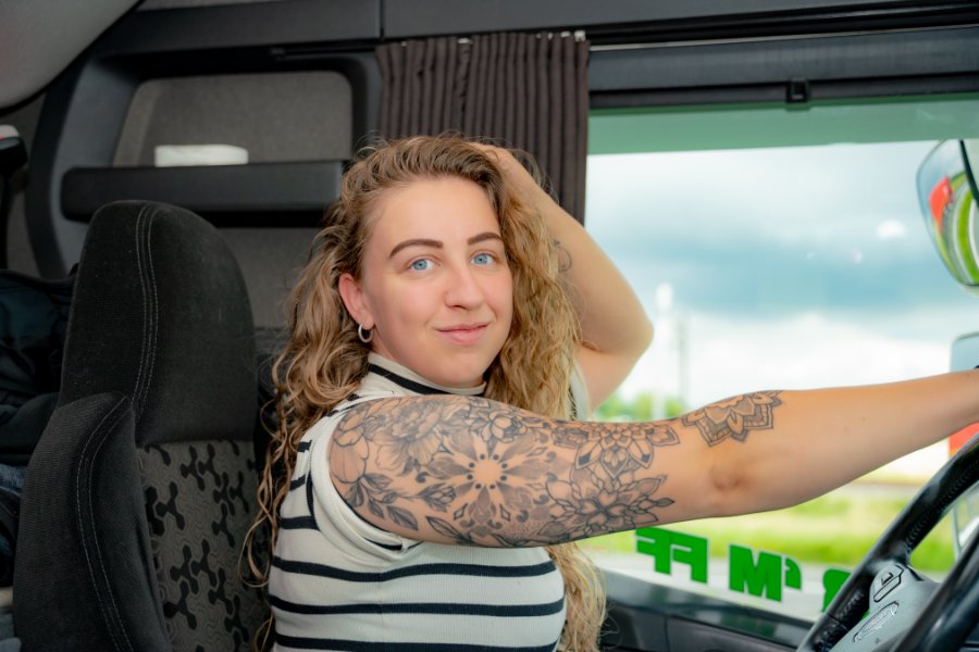 Vrachtwagenchauffeur Denise Damen
