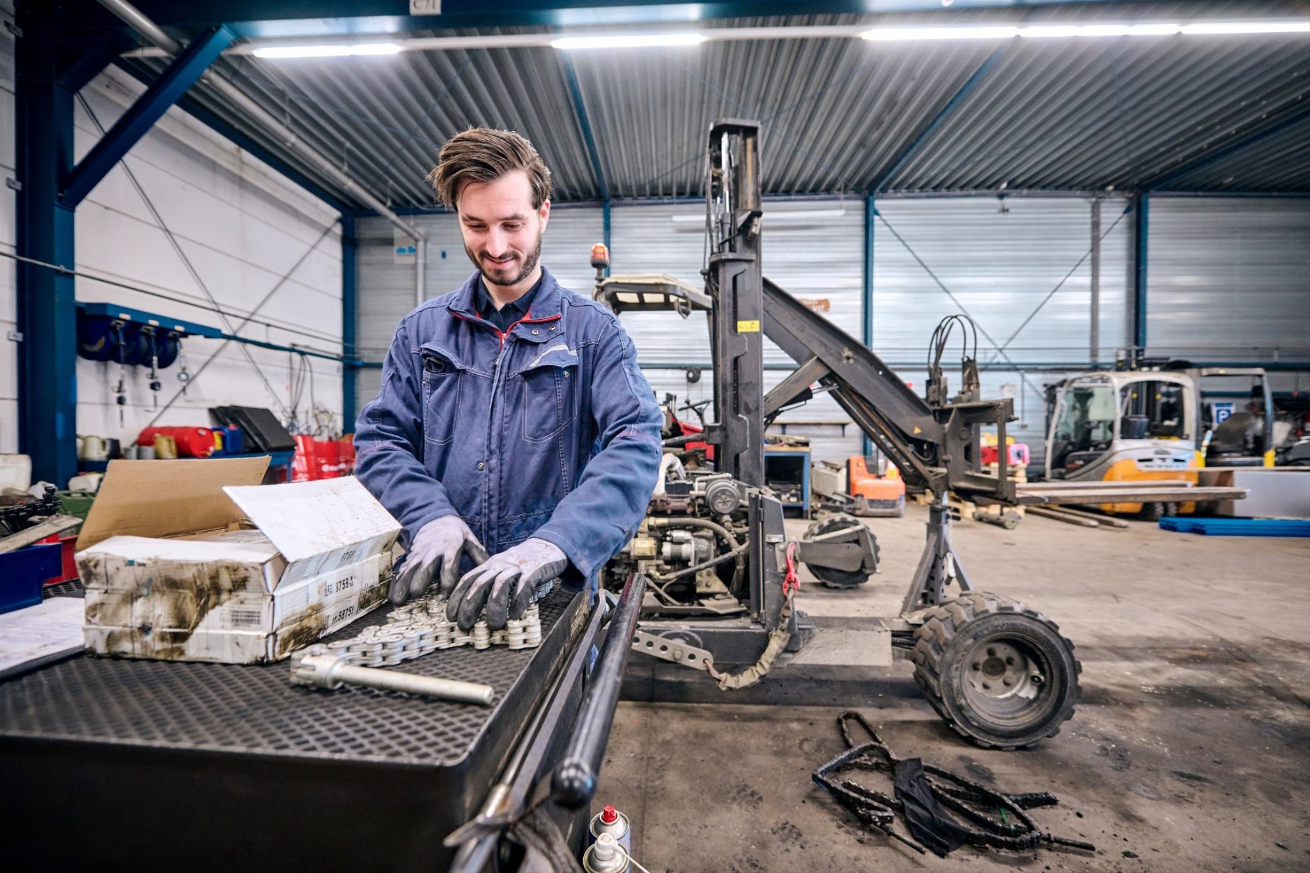 Veilig werken op een onderhoudswerkplaats in de transport en logistiek.