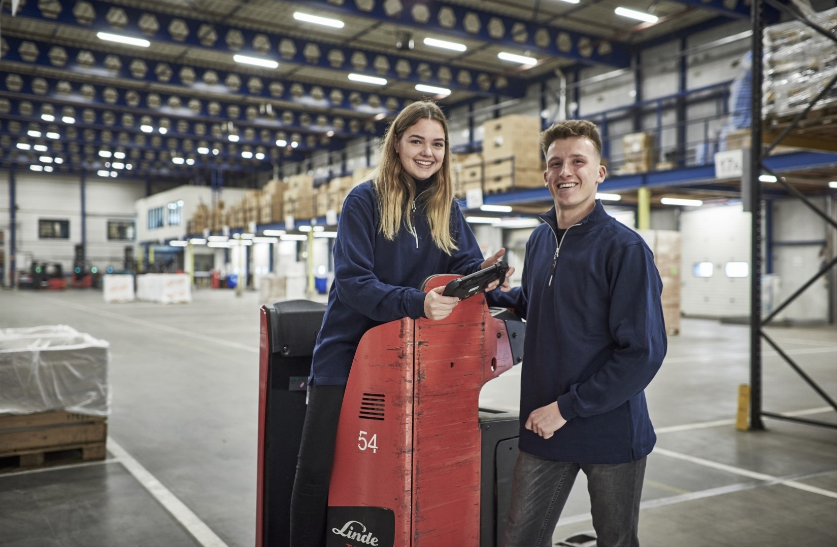 Jongeren werkend in distributiecentrum/magazijn