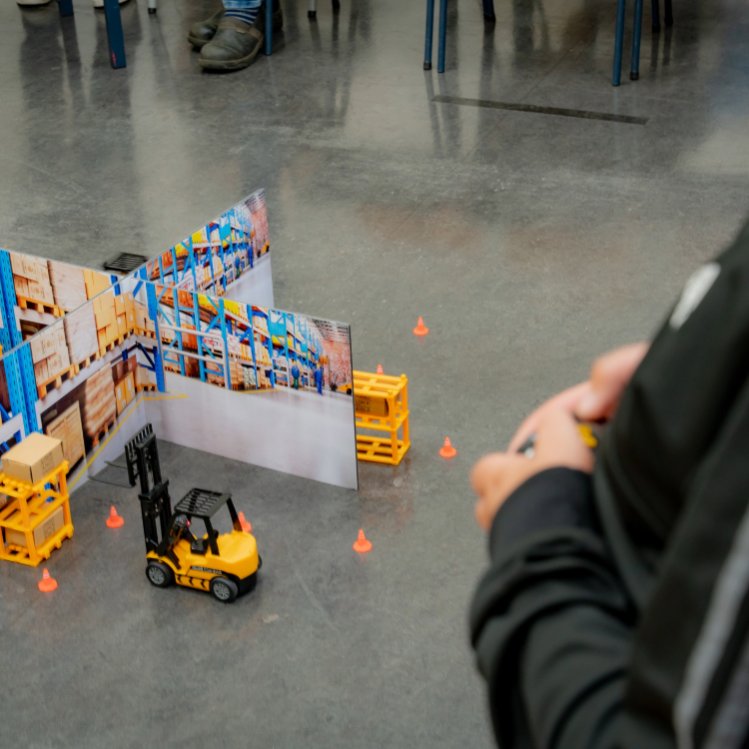 Load & Road career VMBO leerling bestuurt heftruck 