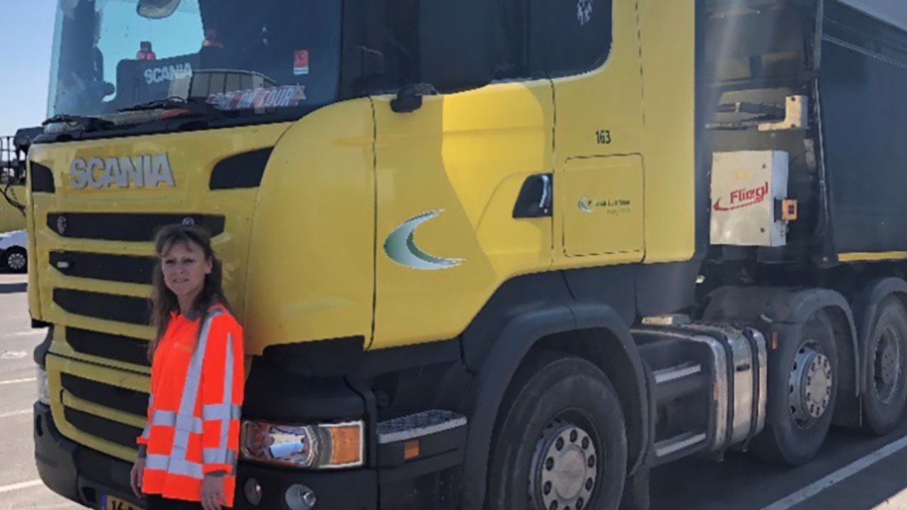 Astrid van de Poppe voor vrachtwagen Millenaar van Schaik