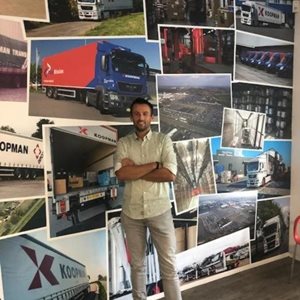 Man voor foto's van vrachtwagens