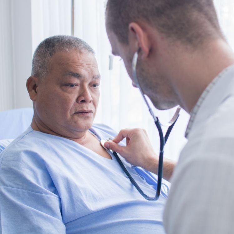 Bedrijfsarts controleert patient