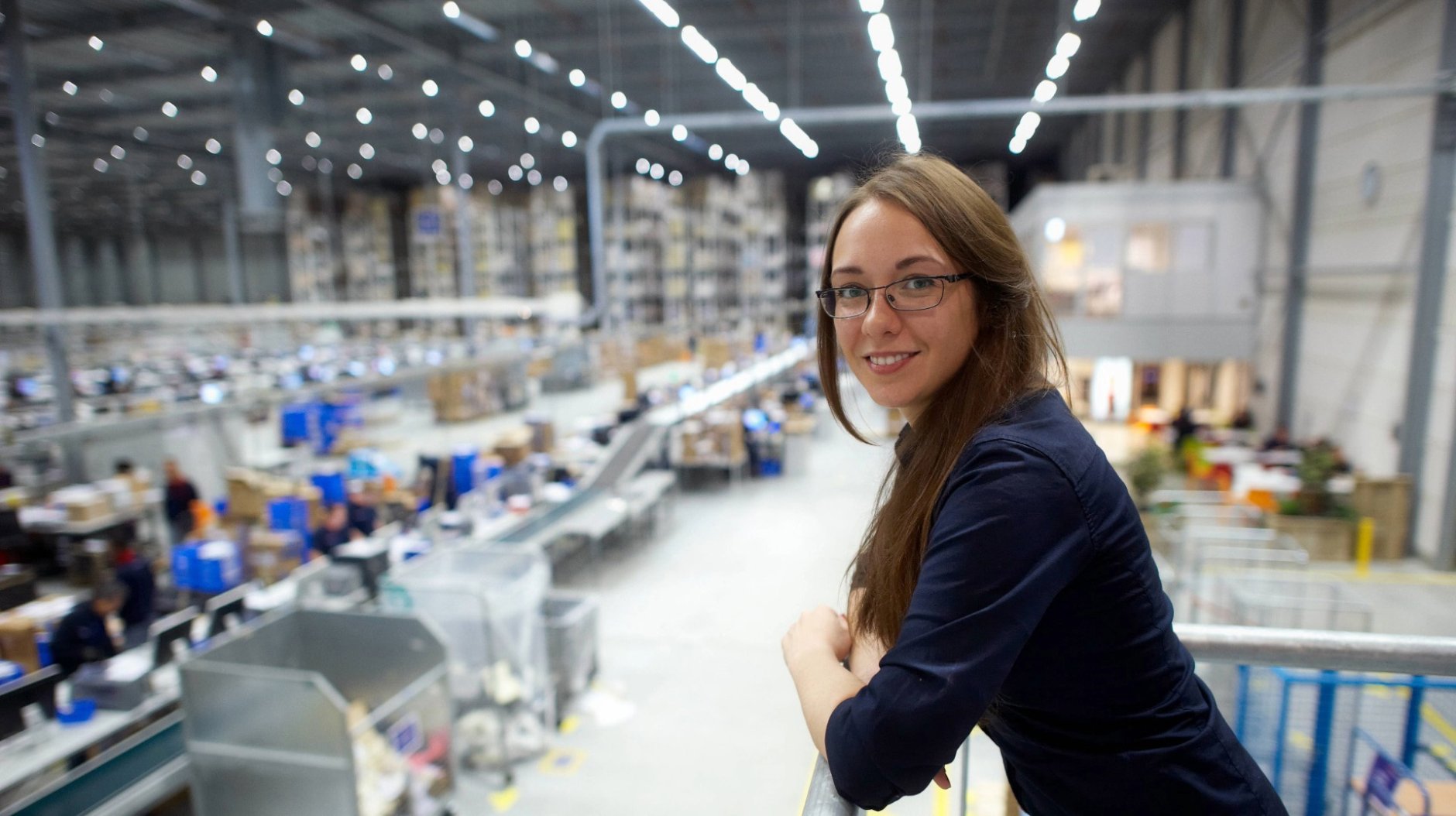 Vrouw in magazijn in transport en logistiek
