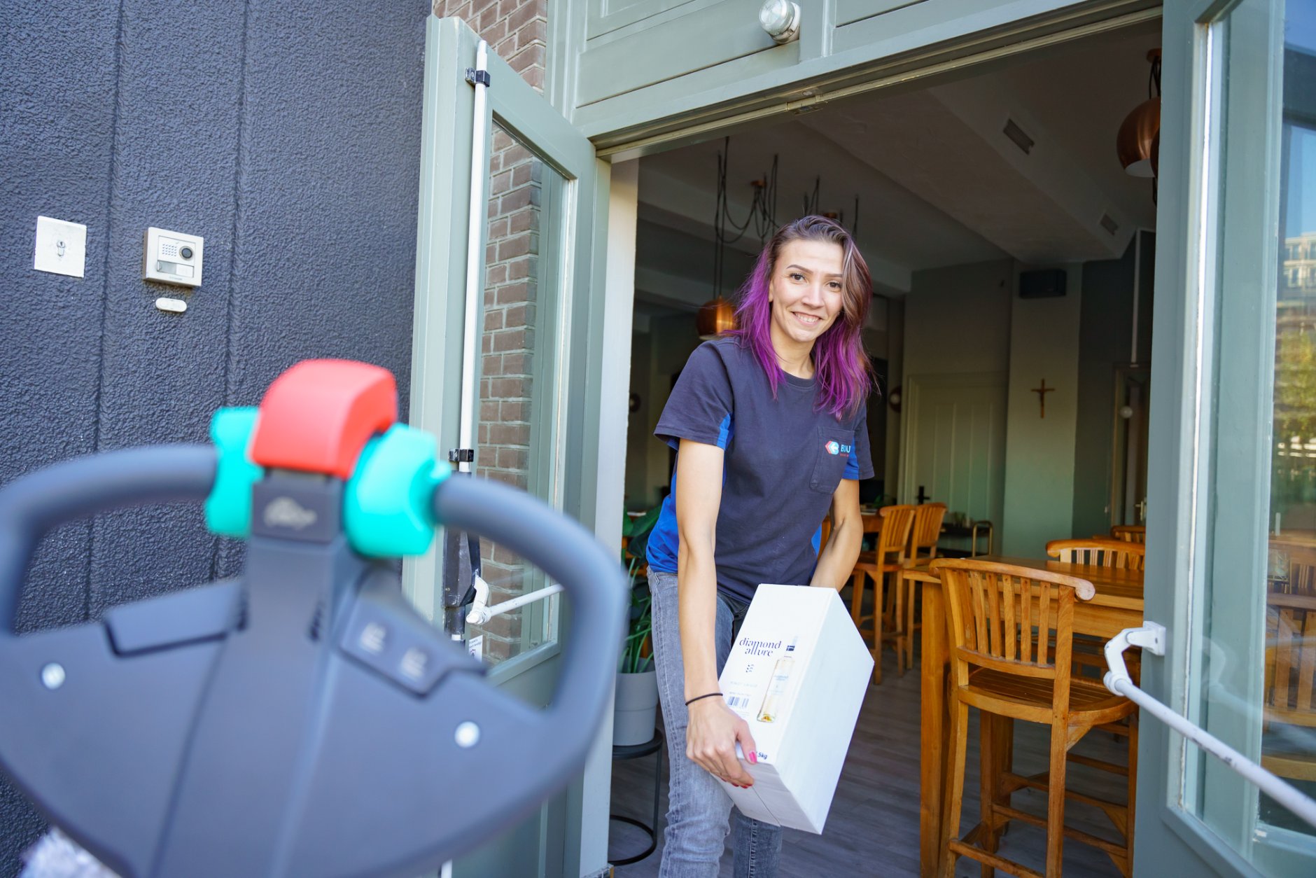 Marissa Nagtegaal met tilt doos