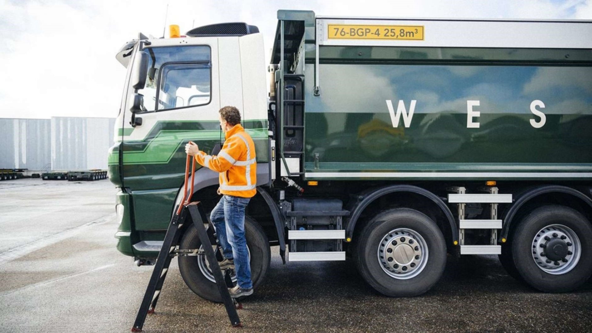 Toolbox STL voor veiligheid, man op ladder naast vrachtwagen