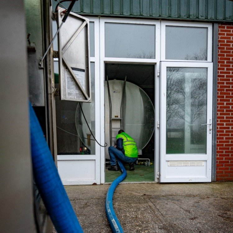 Vrachtwagenchauffeur rijdende melk ontvangst Maarten