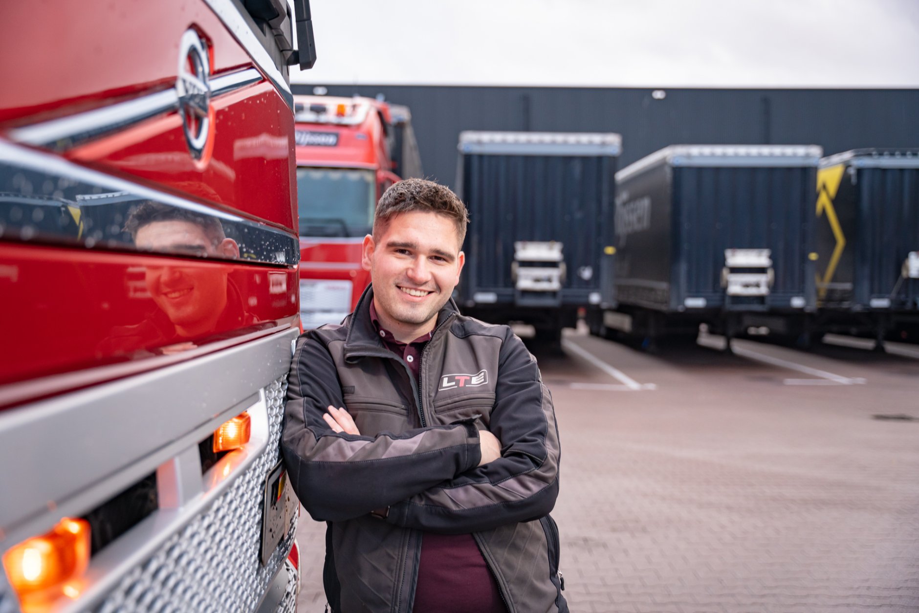 Lennart Paalman naast vrachtwagen origineel_