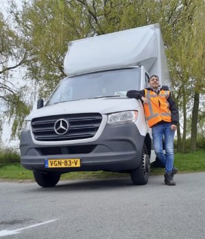 Younes is doof en vertelt over zijn opleiding tot vrachtwagenchauffeur