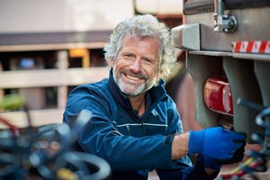 Man naast vrachtwagen