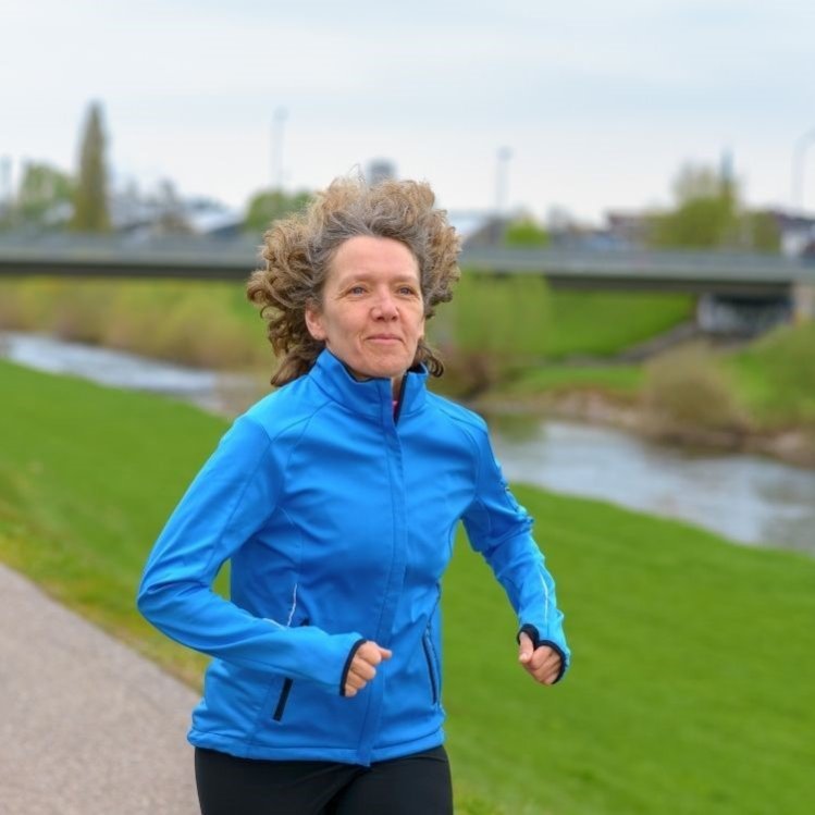 vrouw op middelbare leeftijd aan het hardlopen