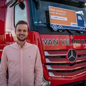 Vrachtwagenchauffeur zij-instroom traject. Man voor vrachtwagen. Marc van Veldhuizen