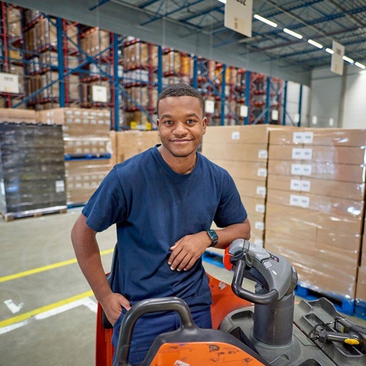 jonge logistiek medewerker